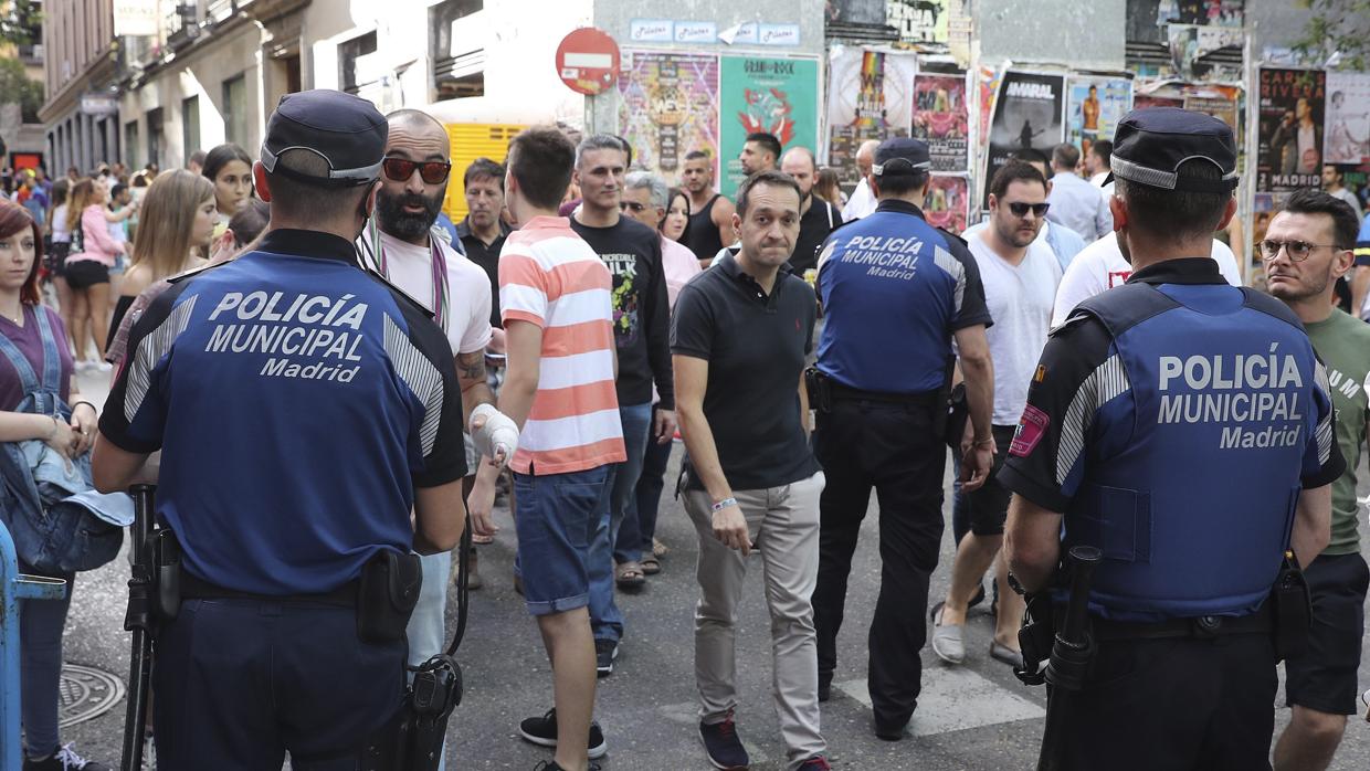 Agentes de la Policía Municipal vigilan las inmediaciones de la Plaza de Pedro Zerolo