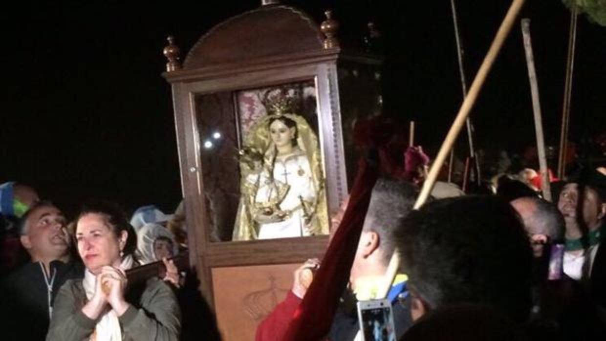 La Virgen de Los Reyes, este sábado, tras salir a las cinco de la mañana desde su Ermita