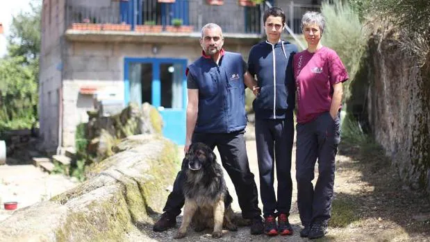 David Pena y Elsa Pérez, de la Asociación Andrea, con su hijo Marco, y el perro Benito en su casa de San Salvandor dos Penedos, Allariz