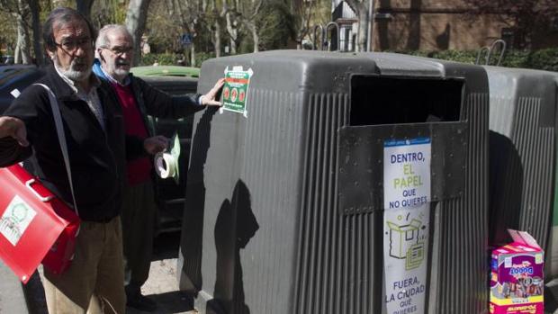 Vecinos de la Alameda de Osuna salen de nuevo hoy a limpiar las calles de su barrio