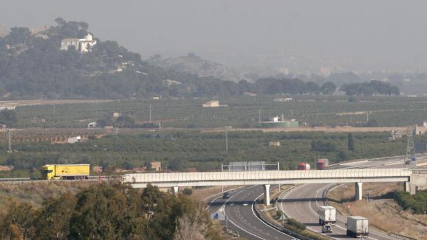 Un motorista muere tras colisionar contra un camión  en Benicarló