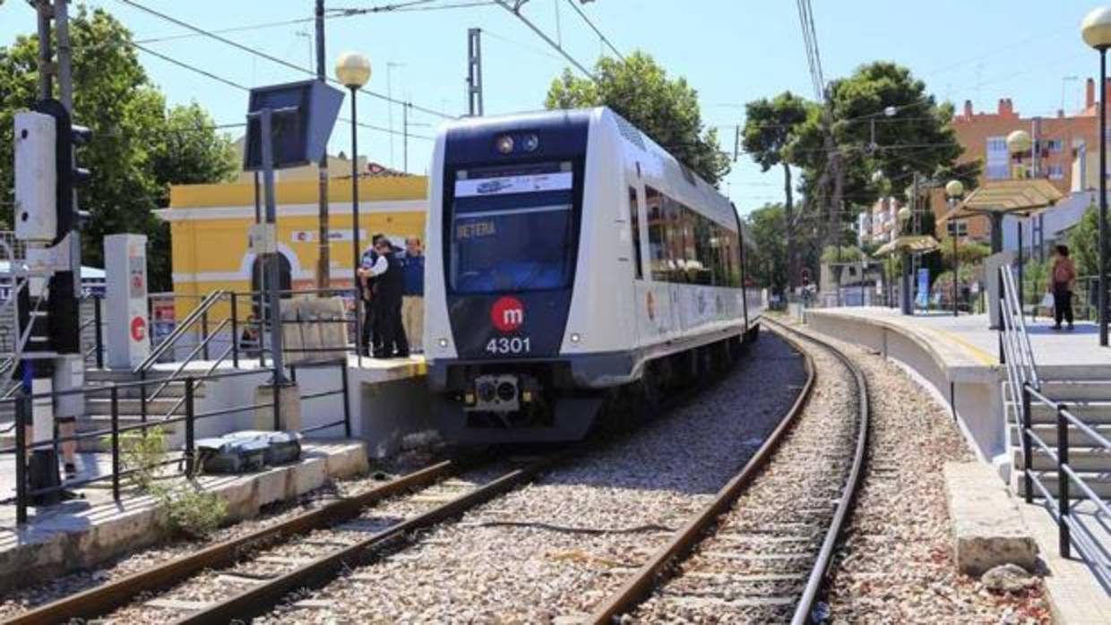 Imagen de uno de los trenes de Metrovalencia en dirección Bétera