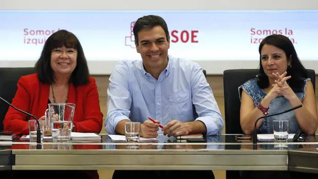 Pedro Sánchez, junto a la presidenta del PSOE Cristina Narbona y la vicesecretaria general Adriana Lastra