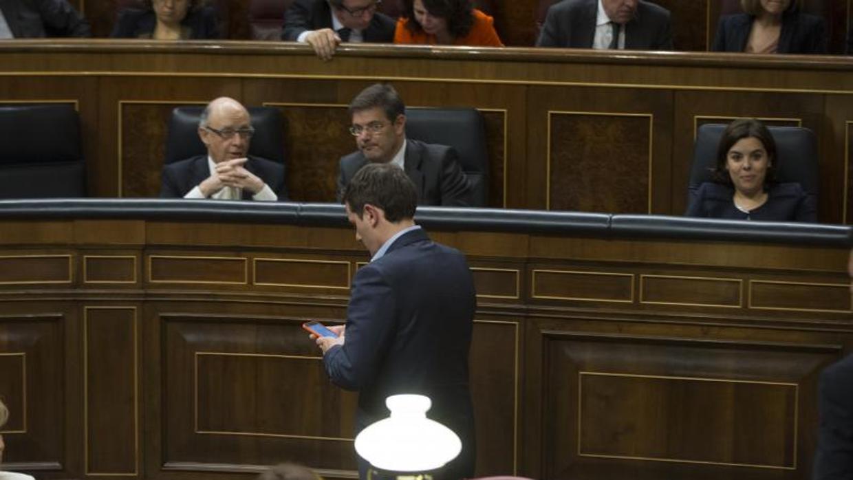 Albert Rivera pasa por delante de Montoro, Catalá y Santamaría