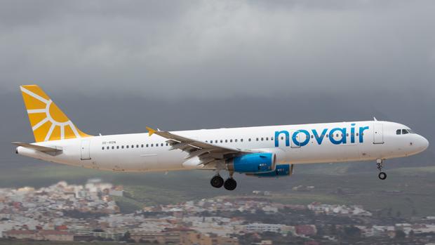 Un Airbus de Novair, propiedad de Rewe, en Gran Canaria con el cielo nublado