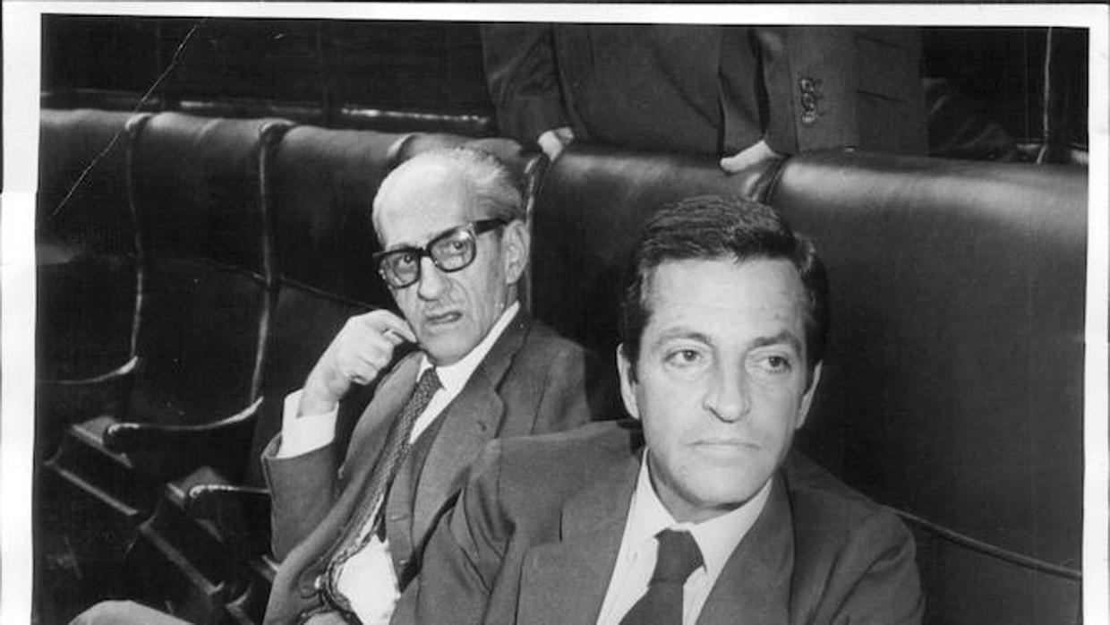 Adolfo Suárez, junto a Gutiérrez Mellado, primer ministro de Defensa