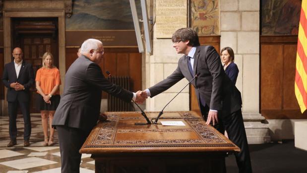 Puig, saluda a Puigdemont, tras su toma de posesión del cargo de consejero de Cultura de la Generalitat