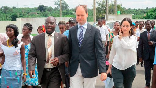 El embajador Luis Prados Covarrubias en una visita a la Universidad de Bouake