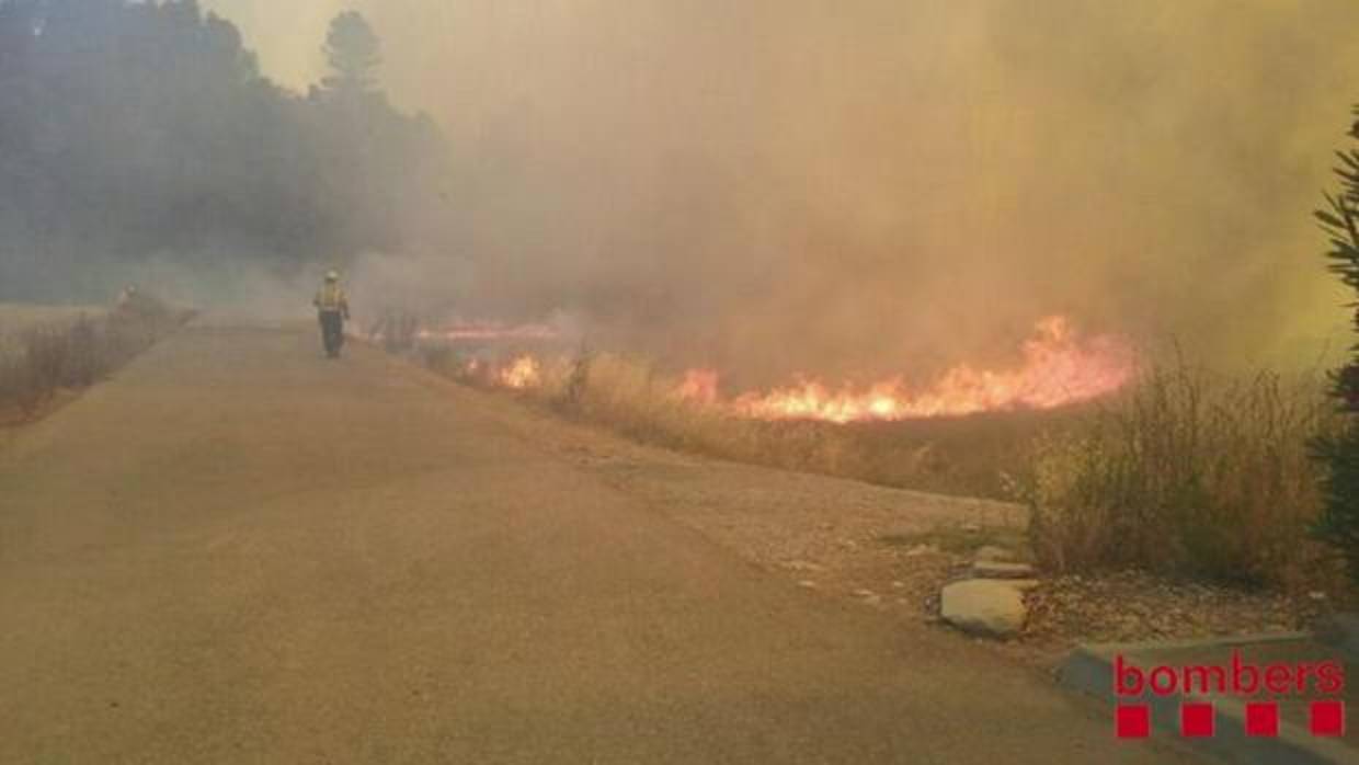 Un efectivo de los Bomberos, trabajando en el incendio esta tarde