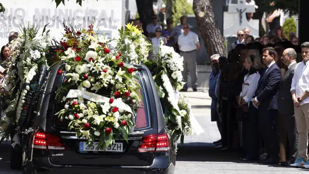 Centenares de familiares, amigos y vecinos de Ignacio Echeverría, el joven asesinado en los atentados de Londres