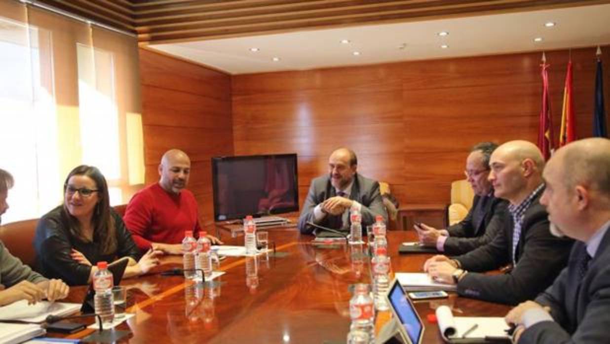 Foto de reunión de los equipos negociadores de PSOE y Podemos el pasado enero