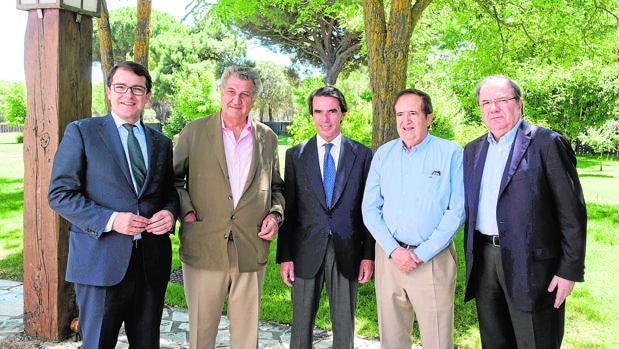 Alfonso Fernández Mañueco, Jesús Posada, José María Aznar, Juan José Lucas y Juan Vicente Herrera, ayer en una bodega de la Ribera del Duero