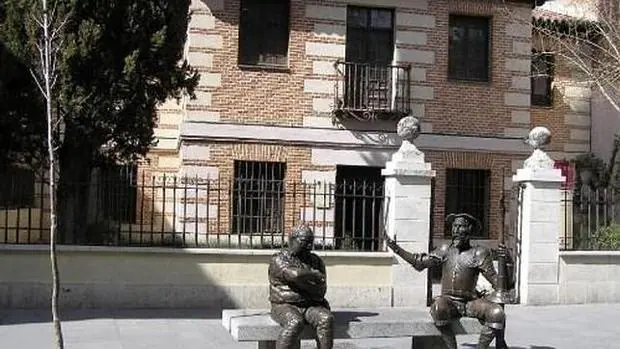 Fachada de la casa de Cervantes con las figuras de Don Quijote y Sancho Panza