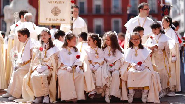 Niños procesionando en la Semana Santa de Valladolid