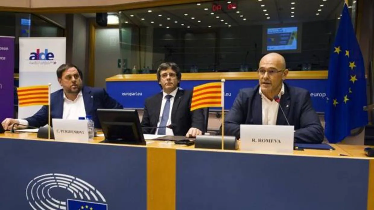 Puigdemont, Junquras y Romeva durante una conferencia en el Parlamento Europeo