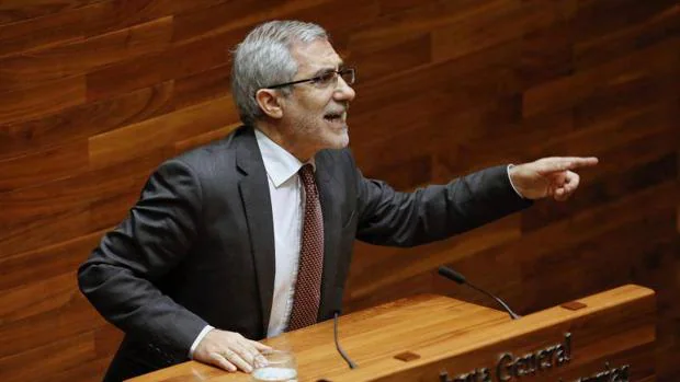 Gaspar Llamazares , durante un pleno en el Parlamento de Asturias