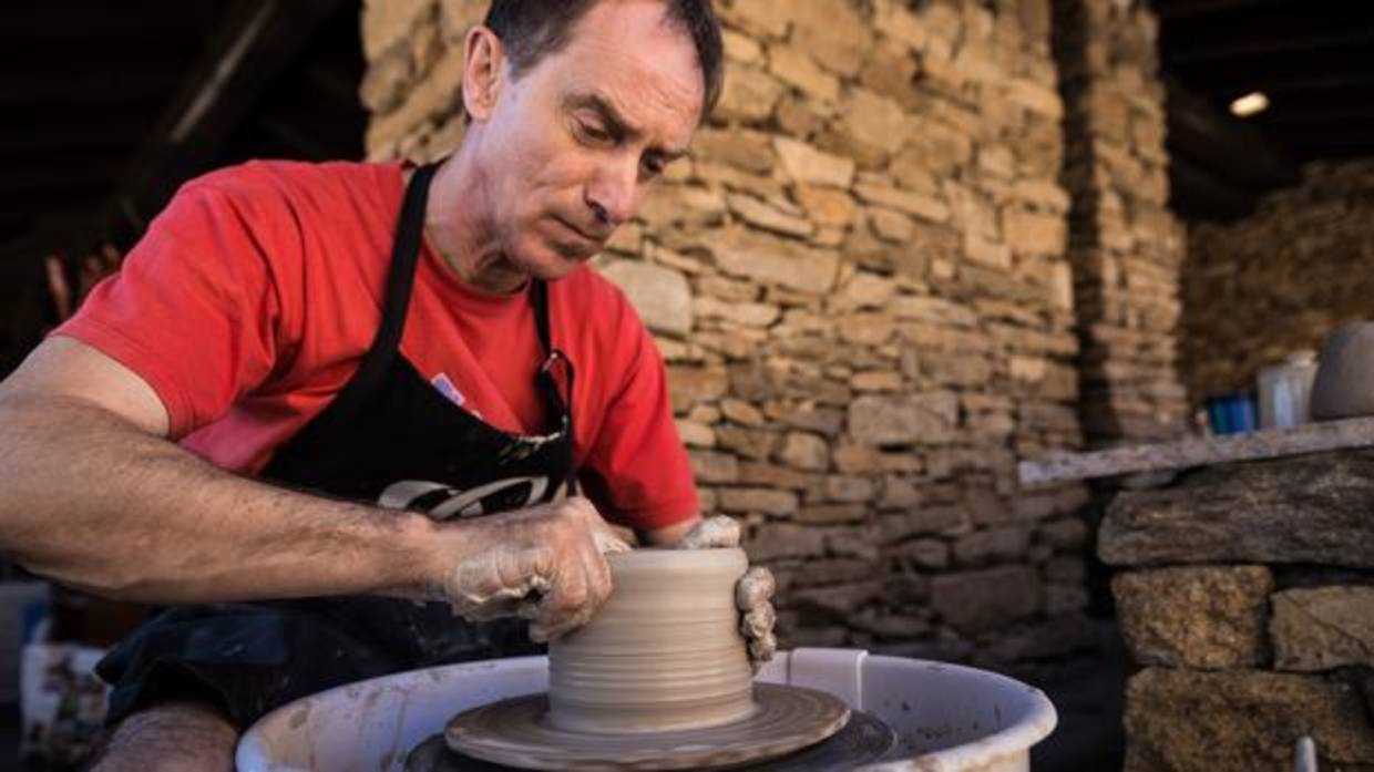 Artesano trabajando el barro