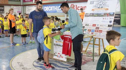 Sorribas, a la izquierda, y Linares saludan a un jugador