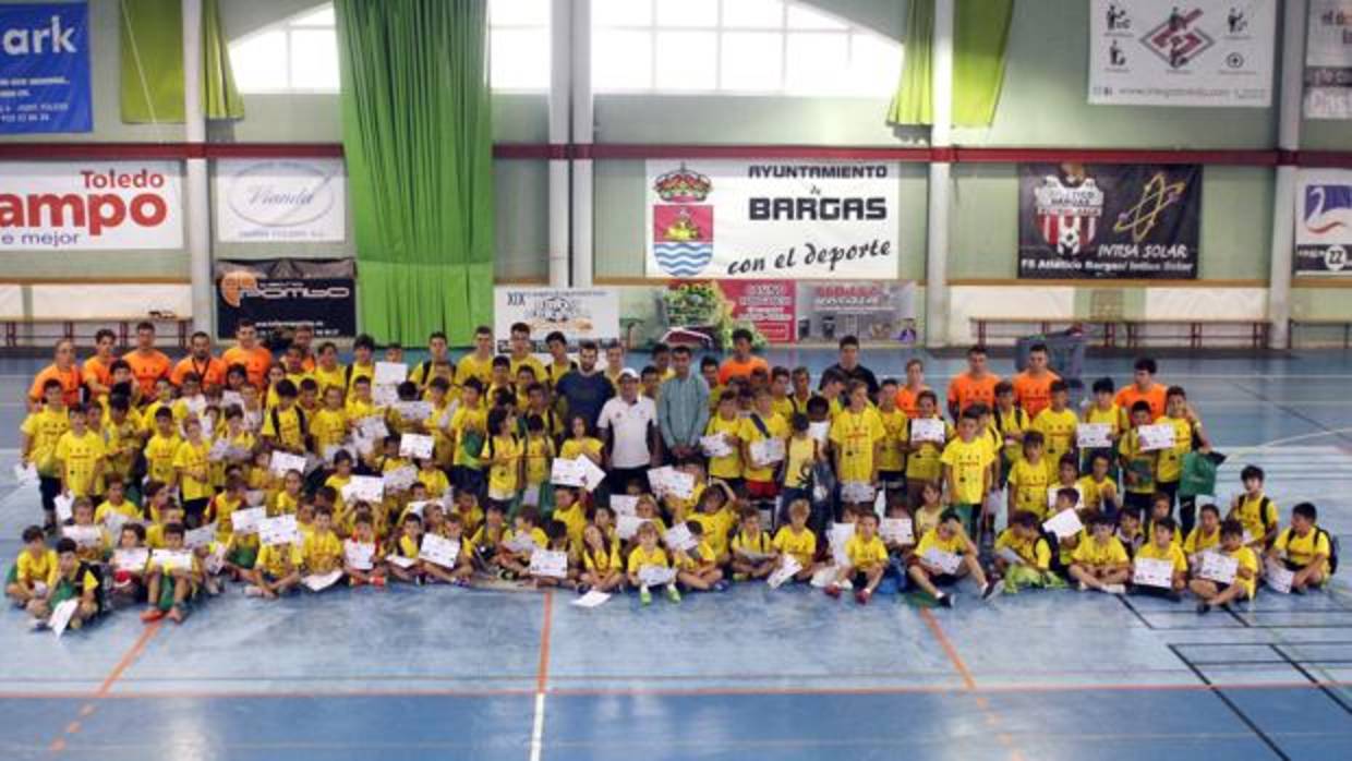 Fotografía de familia de todos los participantes en el acto