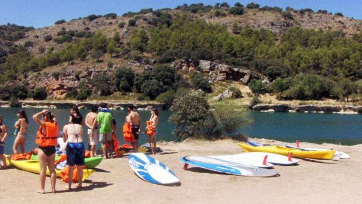 Miles de bañistas se acercan cada año hasta las Lagunas de Ruidera para disfrutar de sus parajes