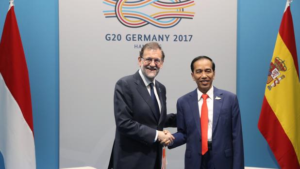 El presidente del Gobierno, Mariano Rajoy, con el presidente de Indonesia, Joko Widodo, en el G-20