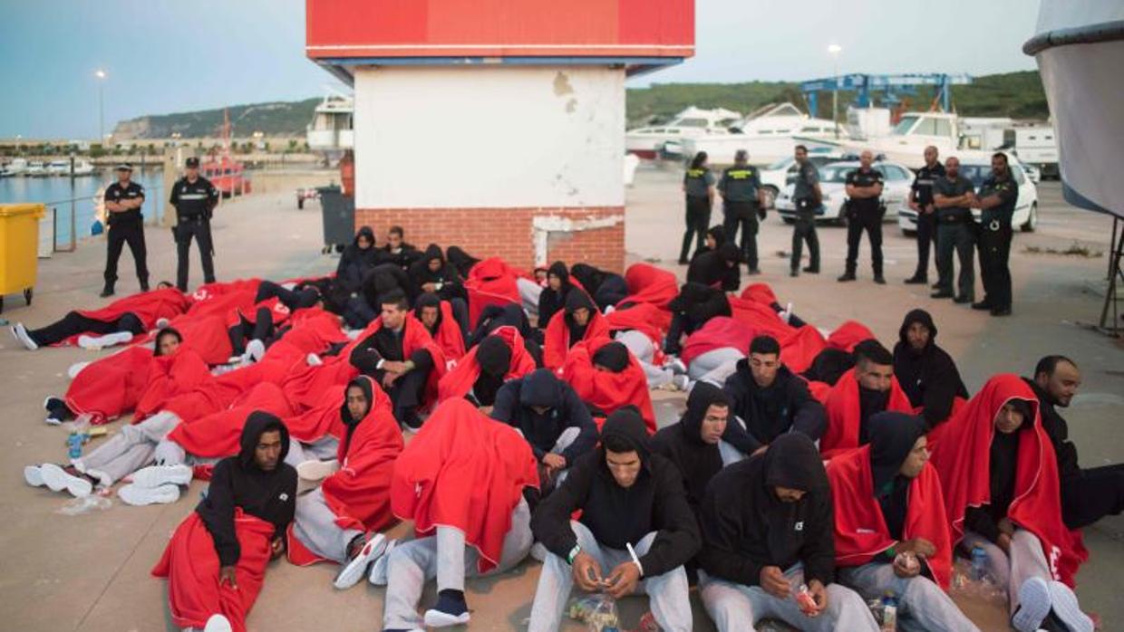 Rescatada una patera con hasta 56 personas a bordo en Barbate