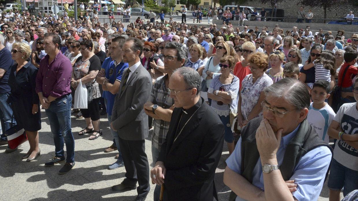 Concentración que tuvo lugar el sábado en Sabiñánigo en repulsa del crimen y a la que asistió el obispo de Huesca, Julián Ruiz (en la imgen)