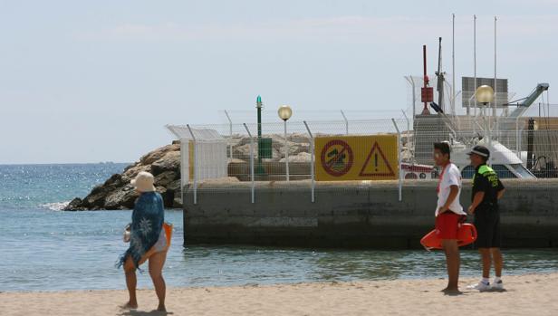 Hallan a un anciano flotando en el agua de una playa de Tarragona