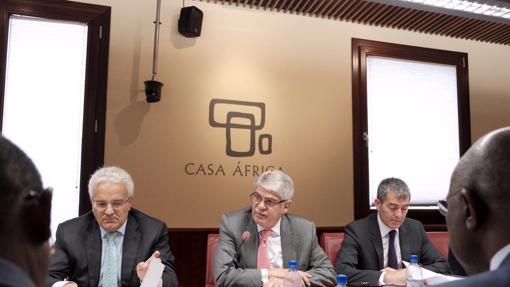 El ministro de Exteriores, Alfonso Dastis, y el presidente canario, Fernando Clavijo