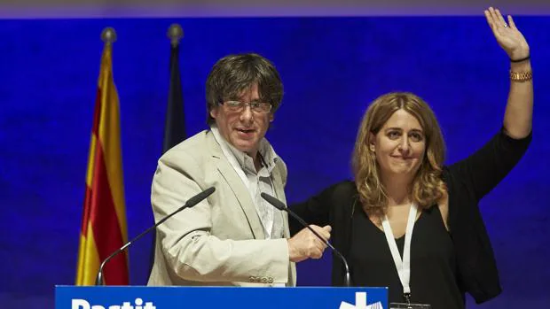 Carles Puigdemont , junto a la coordinadora general del PDECat, Marta Pascal