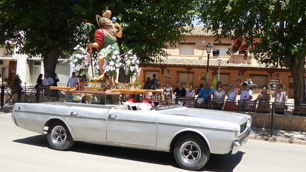 San Cristóbal viaja en coche en Villafranca de los Caballeros