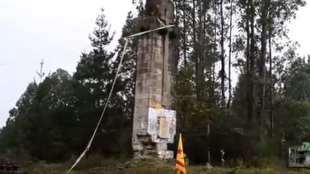 Imagen de la cruz franquista derribada ayer en Vizcaya