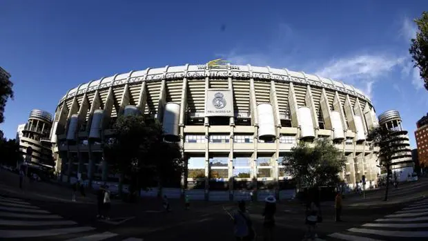 Fachada principal del Santiago Bernabéu, con las dos torres que serán demolidas y reubicadas