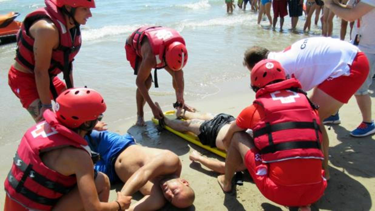 Imatge d'arxiu del simulacre de salvament a la platja del Cabanyal