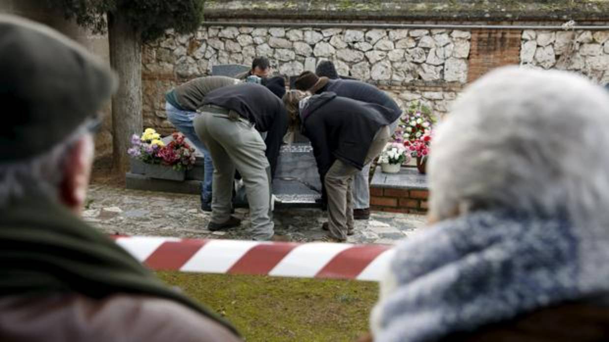 Ascensión Mendieta, ante la fosa de la que se exhumaron los restos humanos