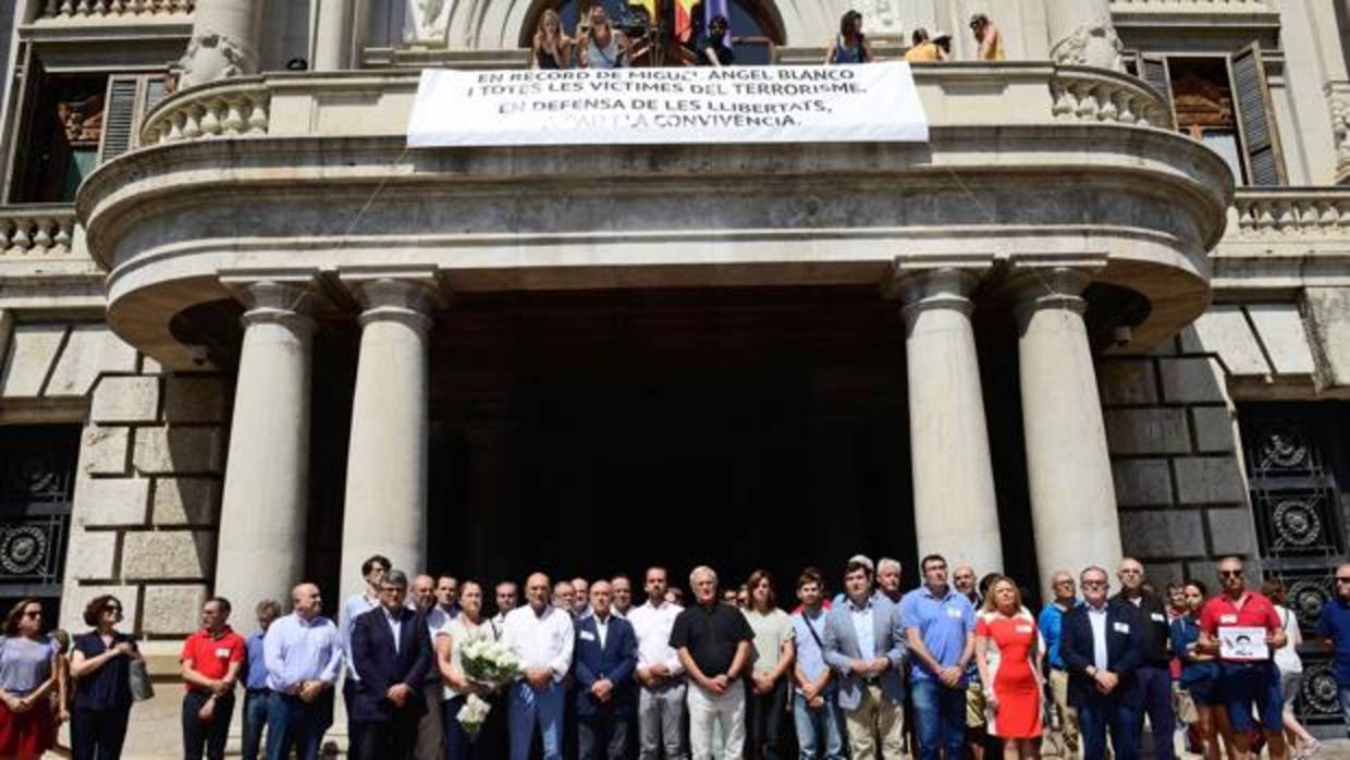 Imagen del acto celebrado este miércoles frente al Ayuntamiento de Valencia