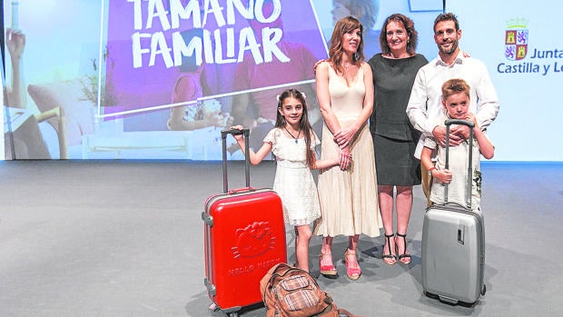 La consejera de Cultura y Turismo, Josefa García Cirac, posa con la familia protagonista de la campaña durante su presentación ayer en Valladolid