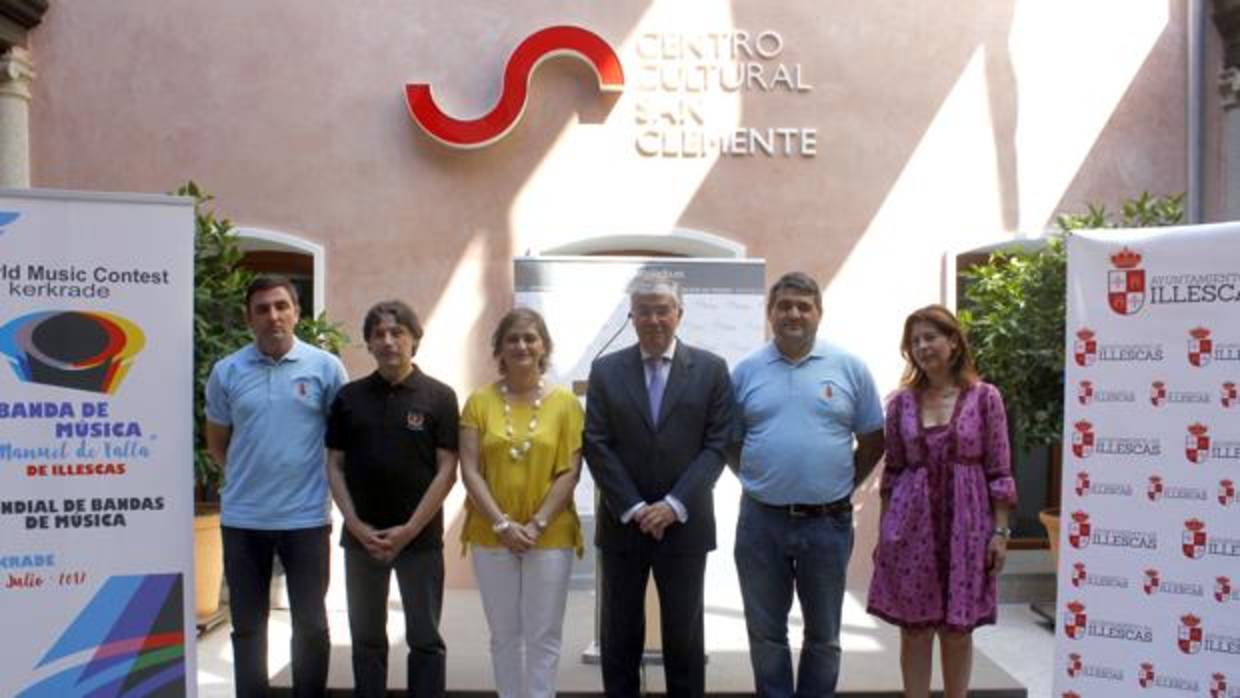 Tofiñoy García, en el centro, junto con miembros de la banda