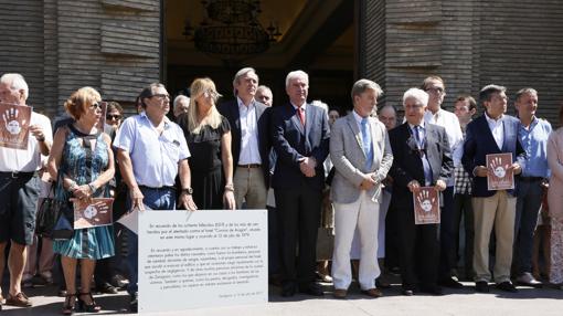 El alcalde Santisteve, junto al delegado del Gobierno en Aragón, Gustavo Alcalde, y responsables politicos municipales. Junto a ellos, representantes de víctimas del atentado del Hotel Corona, al cumplirse 38 años de aquel atentado