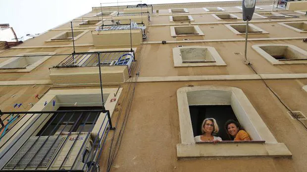Familia en un piso de Barcelona de Airbnb