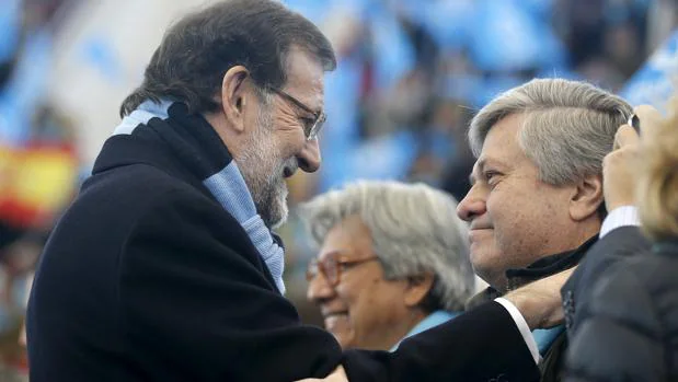 El presidente del Gobierno, Mariano Rajoy, con el padre de Leopoldo López, en una imagen de 2015