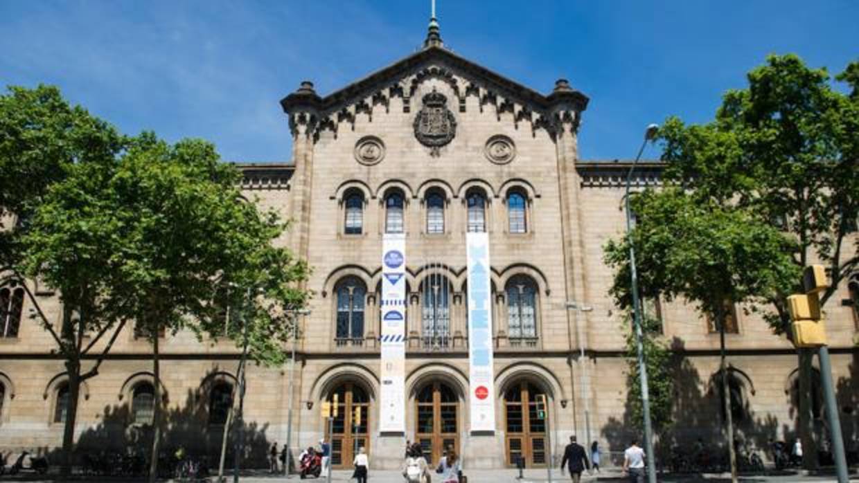 Fachada de la Universidad de Barcelona (UB)