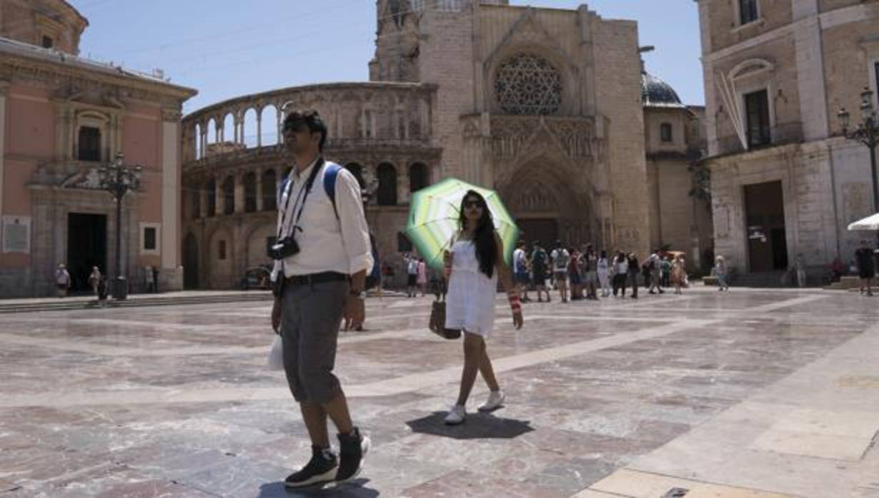 Imagen de archivo de un grupo de turistas en Valencia