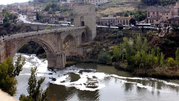 El río Tajo a su paso por Toledo, cubierto de espuma