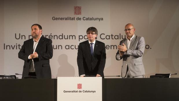 Puigdemont, con Romeva y Junqueras, durante su conferencia en Madrid