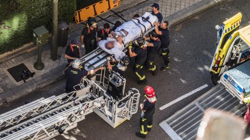 Un hombre con obesidad mórbida entra por la ventana de su cuarto piso en Madrid gracias a los Bomberos