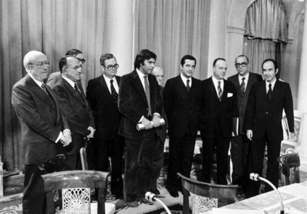 Los líderes de los partidos con representación parlamentaria en 1977, tras la firma de un documento económico