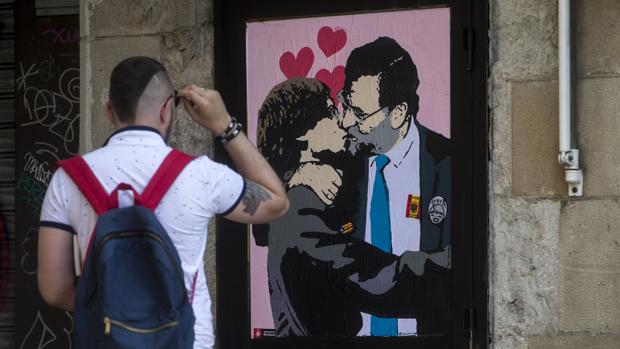 El grafiti de TvBoy ha aparecido este jueves frente al Palau de la Generalitat