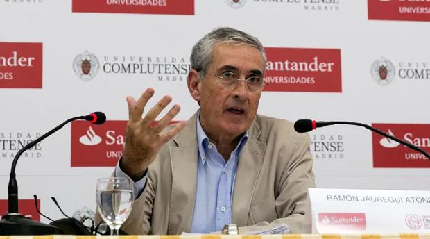 Ramón Jáuregui, durante su conferencia en los cursos de verano de El Escorial