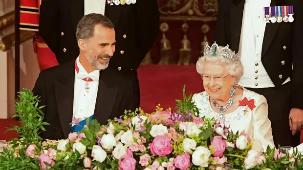 Don Felipe, junto a la Reina Isabel II en el Banquete de Estado, este miércoles